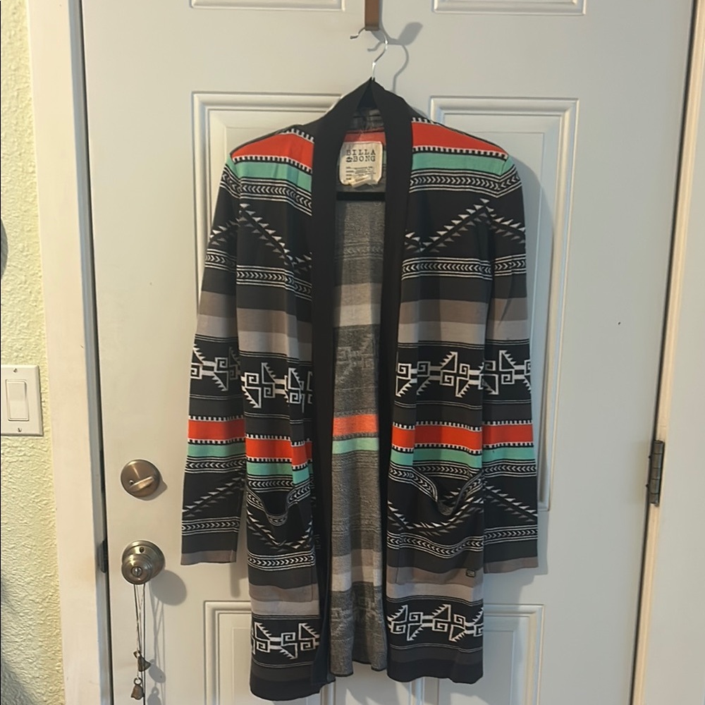 Colorful Geometric Patterned Cardigan Billabong  sweater light & cozy w/2 pock